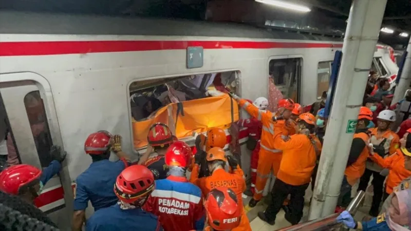 Při železniční nehodě v Indonésii zahynuly 4 osoby a 38 bylo zraněno